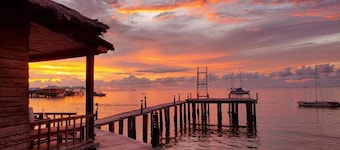 Pirate Guesthouse-private beach-Resort Access
