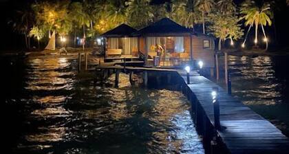 Pirate Guesthouse-private beach-Resort Access