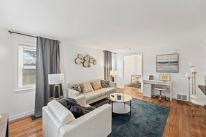 Smart TV - Sleeps 5, 3 Queen Beds, Centrally Located, Near Downtown KC & Country Club Plaza (Kansas City)
