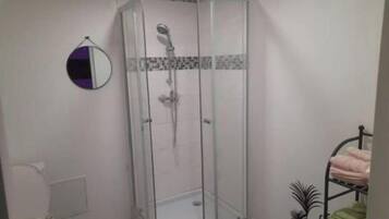 Sèche-cheveux, serviettes fournies, savon, shampoing