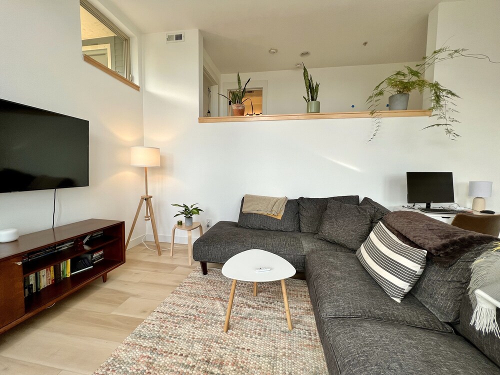 Modern condo with Mt Hood views near OHSU Portland Vrbo