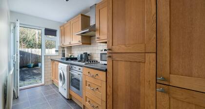 Crawley Pet Friendly 1-Bedroom Apartment