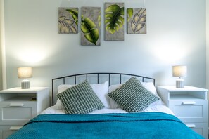 Comfort Apartment | Bathroom | Combined shower/bathtub, free toiletries, hair dryer, towels - Crawley Pet Friendly 1-Bedroom Apartment (Crawley)