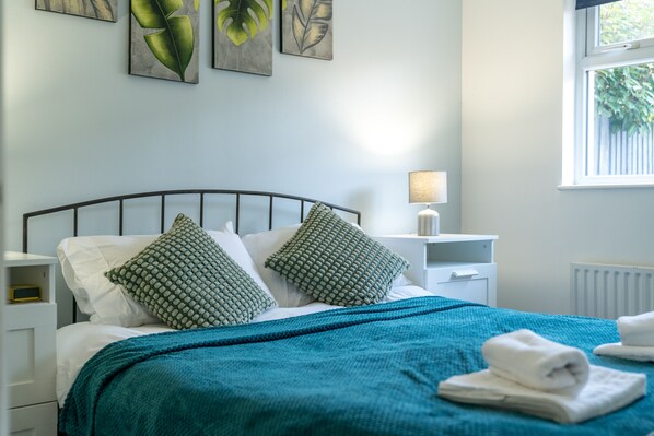 1 bedroom, laptop workspace, iron/ironing board, free WiFi - Crawley Pet Friendly 1-Bedroom Apartment (Crawley)