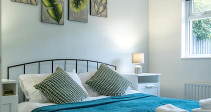 Crawley Pet Friendly 1-Bedroom Apartment