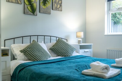 Crawley Pet Friendly 1-Bedroom Apartment