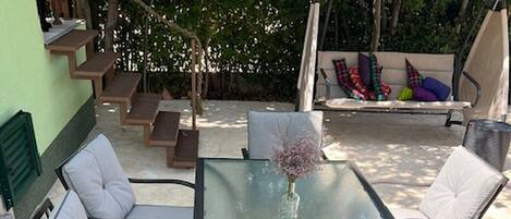บ้านพัก (Two bedroom Holiday Home with Terrace) | ลานระเบียง/นอกชาน