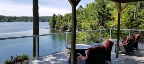 Luxury w/FIRE PIT,  HOT TUB, KAYAKS by the water! PEACEFUL, PRIVATE & THE VIEW!