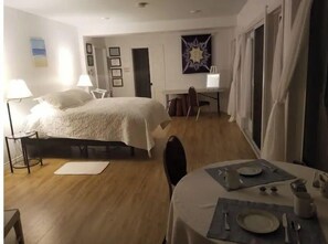 1 bedroom, desk, iron/ironing board, WiFi