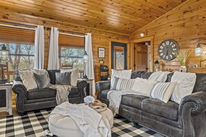 Smart TV, fireplace, video games, table football - Spacious Mountain Cabin * King Beds * Arcade * Hot Tub * Theater Nook * XBOX (Sevierville)