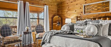 3 habitaciones, escritorio y tabla de planchar con plancha