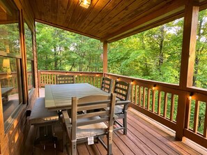 Outdoor dining - Cabin Escape on 1.5 Acres Hot Tub Theater Area Sleeps 12 Pigeon Forge/Gatlinburg (Sevierville)