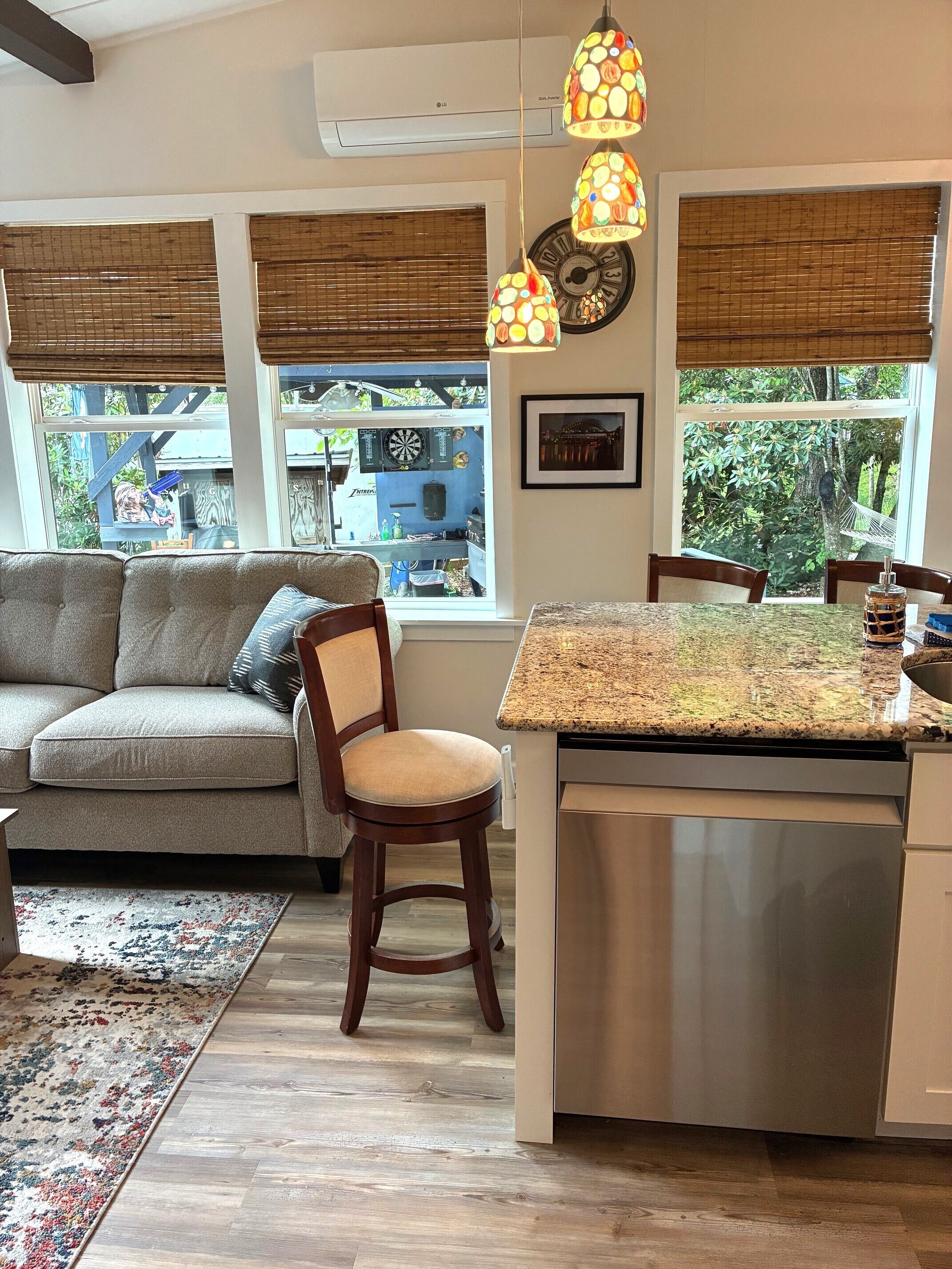 TV connectée, cheminée, table de tennis de table