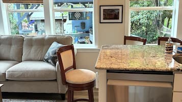 TV connectée, cheminée, table de tennis de table