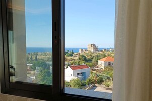 Junior Studio Suite | Hypo-allergenic bedding, in-room safe, laptop workspace, free WiFi