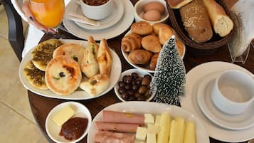 Free daily buffet breakfast
