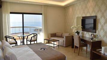 Junior Studio Suite | Hypo-allergenic bedding, in-room safe, laptop workspace, free WiFi