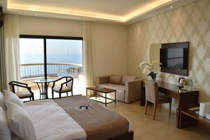 Junior Studio Suite | Hypo-allergenic bedding, in-room safe, laptop workspace, free WiFi