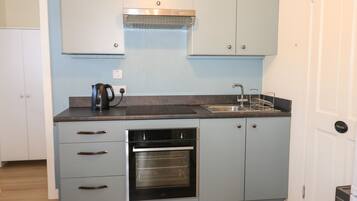 ثلاجة، غلّاية كهربائية، محمصة خبز، مستلزمات طهي/أطباق/أوعية