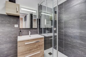 Douche, séchoir à cheveux, serviettes fournies, savon