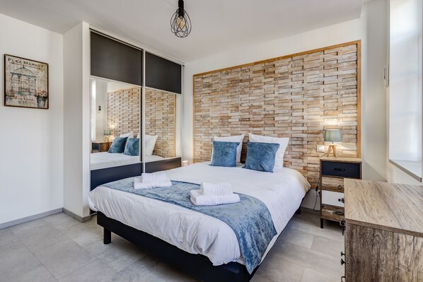 5 habitaciones, escritorio y tabla de planchar con plancha