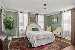 4 bedrooms, WiFi, bed sheets - Historic farmhouse w/ private Catskill Creek access. Close to skiing and hiking. (Leeds)