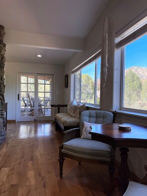 TV connectée, cheminée, livres