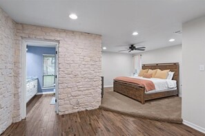 3 bedrooms, desk, iron/ironing board, travel crib