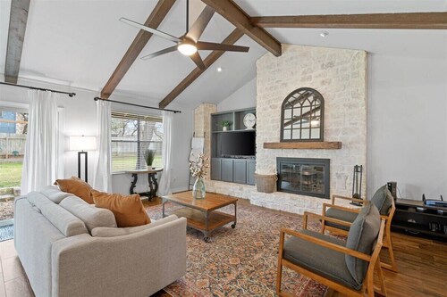 Cozy Modern 3 Bed 2 Bath Home - Round Rock / Austin