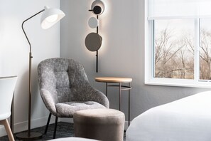 Schreibtisch, laptopgeeigneter Arbeitsplatz, kostenlose Babybetten