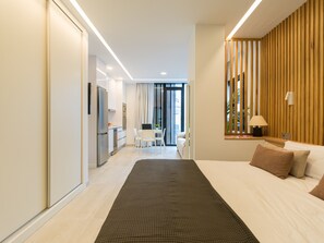 Tabla de planchar con plancha, wifi gratis, ropa de cama