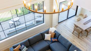 Una Smart TV, una chimenea