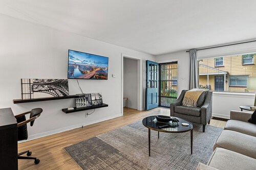 Sleeps 5, 3 Queen Beds, Centrally Located, Near Downtown KC & County Club Plaza