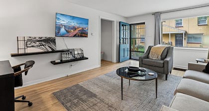 Sleeps 5, 3 Queen Beds, Centrally Located, Near Downtown KC & County Club Plaza