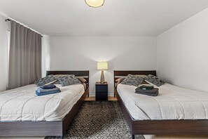 2 bedrooms, desk, iron/ironing board, free WiFi - Sleeps 5, 3 Queen Beds, Centrally Located, Near Downtown KC & Country Club Plaza (Kansas City)