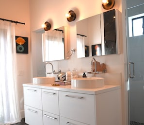 Douche, sèche-cheveux, serviettes fournies, savon