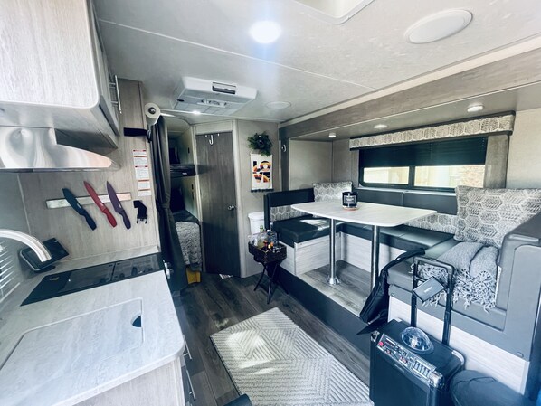 Køleskab, mikrobølgeovn, kogeplade, kaffe-/temaskine