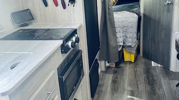 Refrigerador, microondas, parrilla de estufa y cafetera y tetera