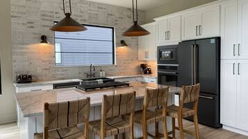 Micro-ondes, four, plaque de cuisson, lave-vaisselle