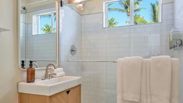 Deluxe-Studio, Kochnische | Badezimmer | Kostenlose Toilettenartikel, Haartrockner, Handtücher, Seife