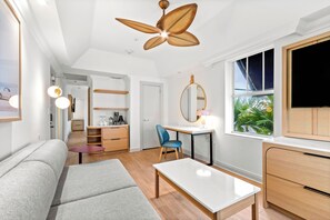 Standard Room, 1 King Bed | Hypo-allergenic bedding, individually furnished, soundproofing - Aloha Fridays (Miami Beach)