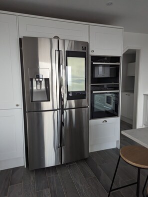 Fridge, microwave, oven, dishwasher - Family/Pet Friendly Home - 3 min from the beach! (St Ives)