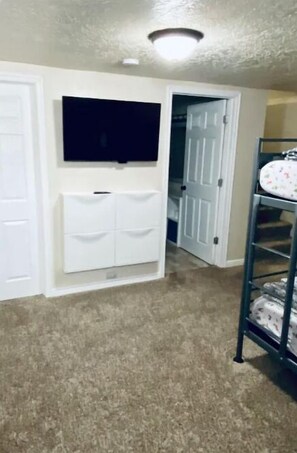4 bedrooms, desk, iron/ironing board, travel crib