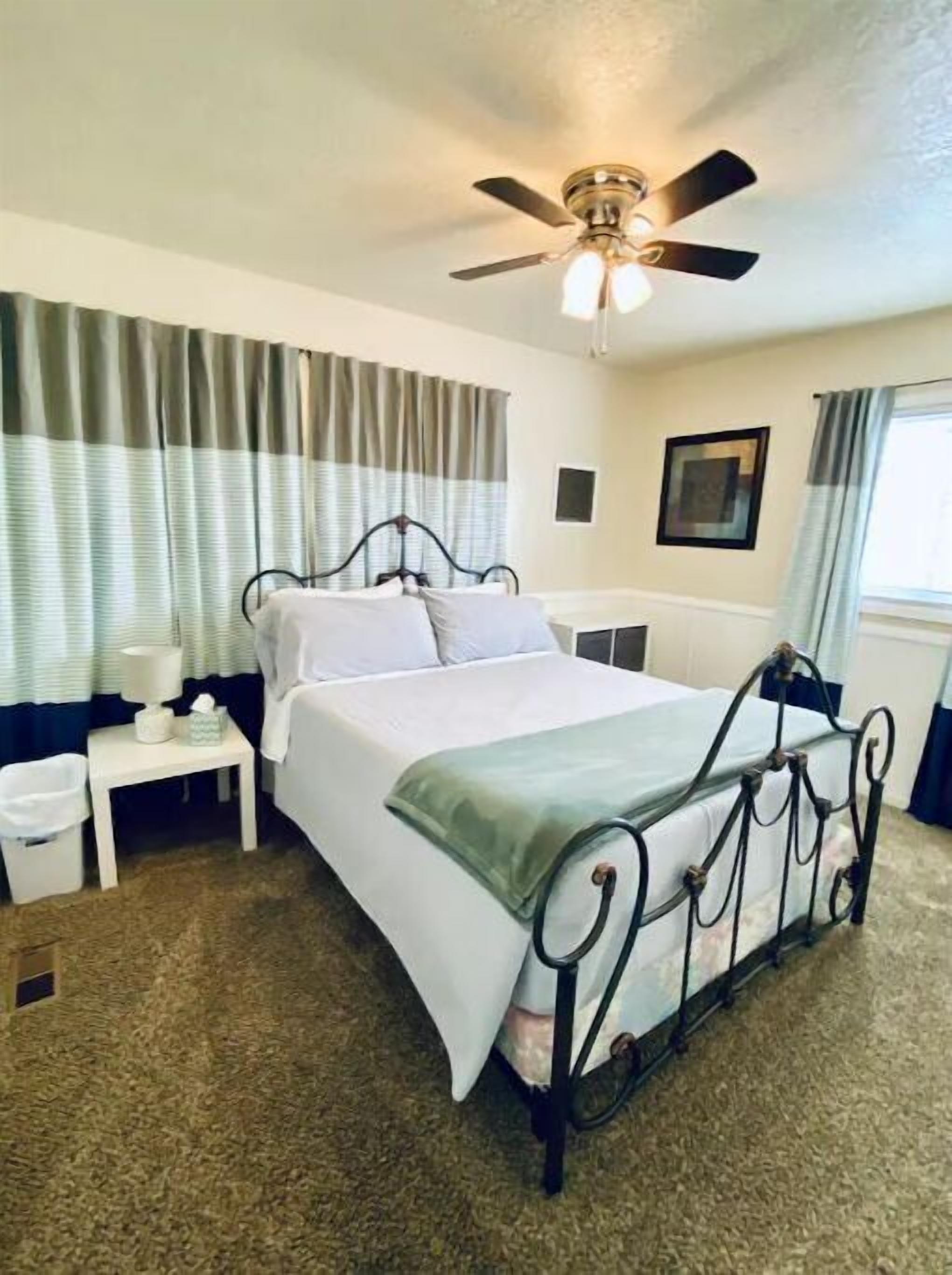 4 間睡房、書桌、熨斗/熨衫板、可攜式嬰兒床