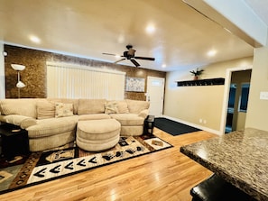 Smart TV, books - Lagoon, Ski, HAFB, WSU and Dee Event Center. (W. Ogden)