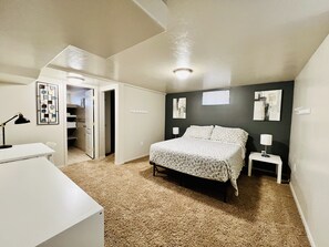 5 habitaciones, escritorio y tabla de planchar con plancha