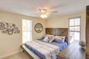 2 bedrooms, desk, iron/ironing board, WiFi - Cozy Delafield Apartment - Walk to Lake! (Delafield)