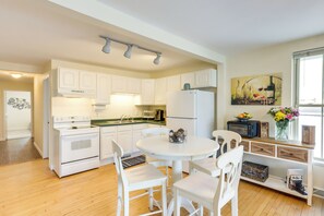 Fridge, microwave, stovetop, dishwasher