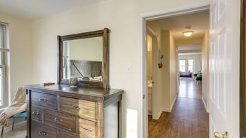 2 bedrooms, desk, iron/ironing board, internet