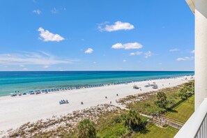 Ein Strand mit blauem Himmel und Blick auf das Meer.